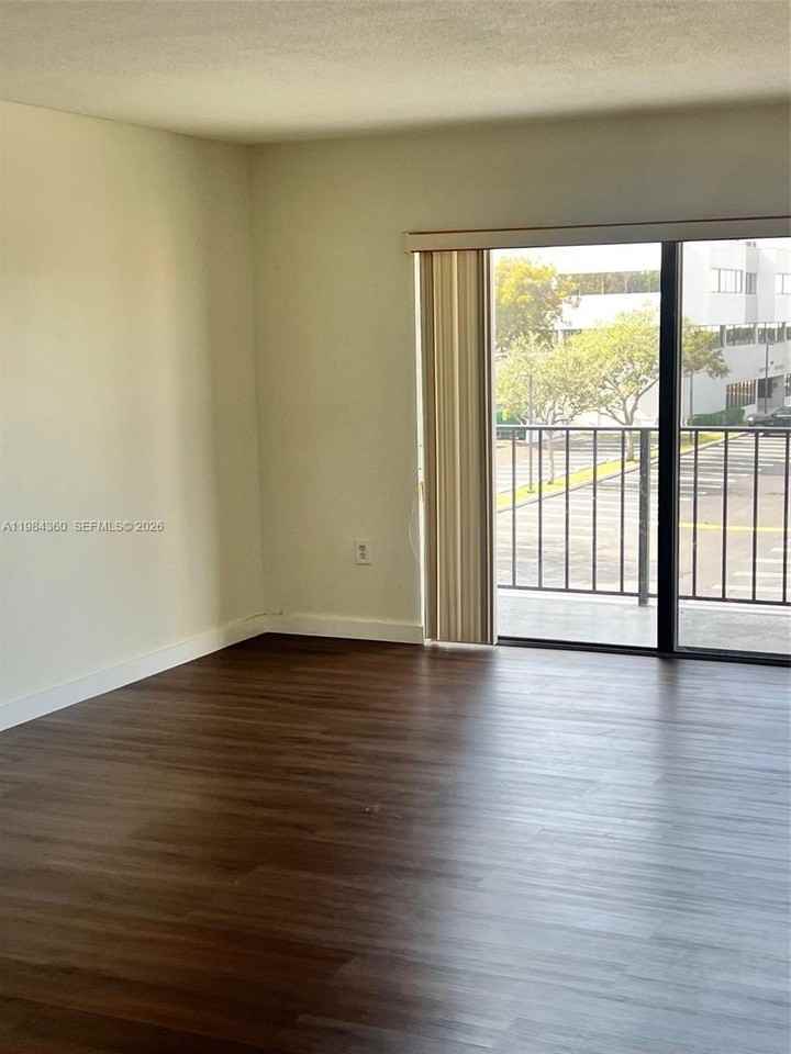 10431 N Kendall Dr #D314 - Photo 6 of 32