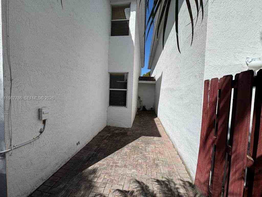 7131 Nw 114th Ct - Photo 5 of 32