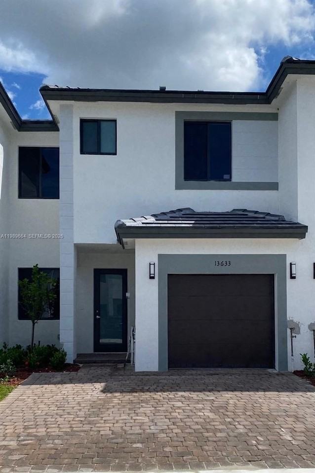 13633 Sw 157th Pl #0 - Photo 2 of 14