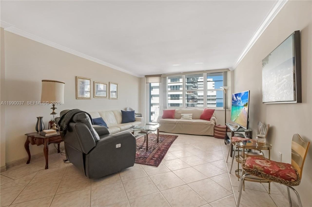 245 18th St #904 - Photo 4 of 36