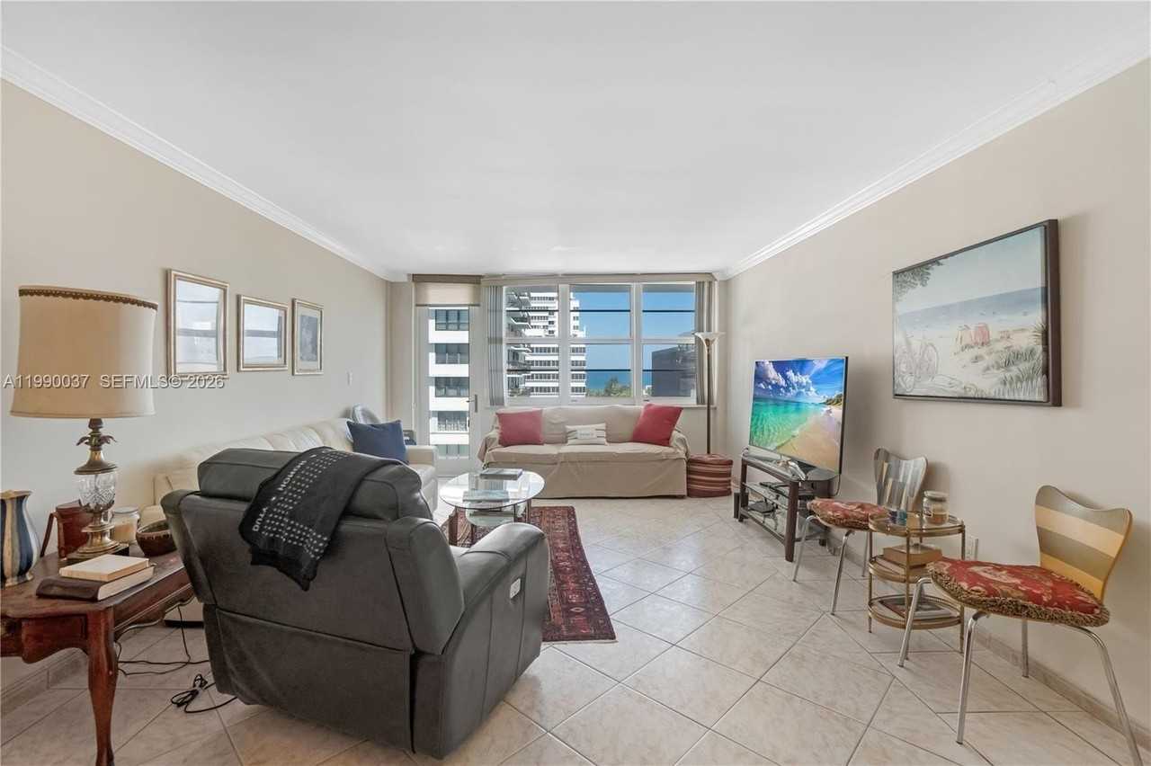 245 18th St #904 - Photo 5 of 36