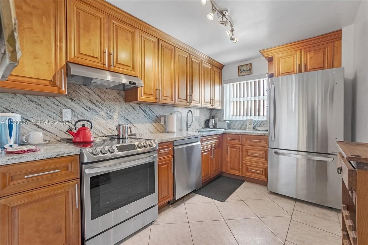 245 18th St #904 - Photo 7 of 36