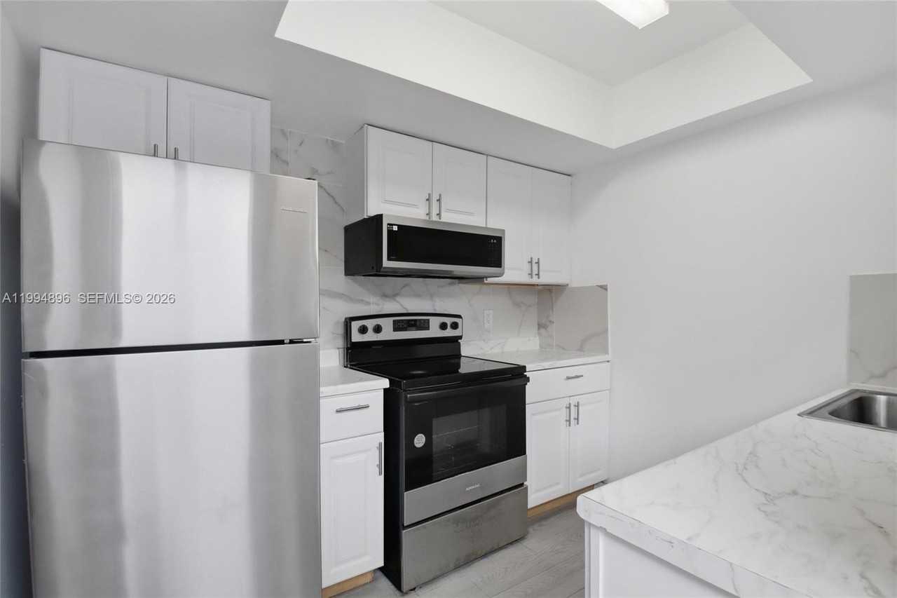 28 Nw 170th St #1 - Photo 4 of 15