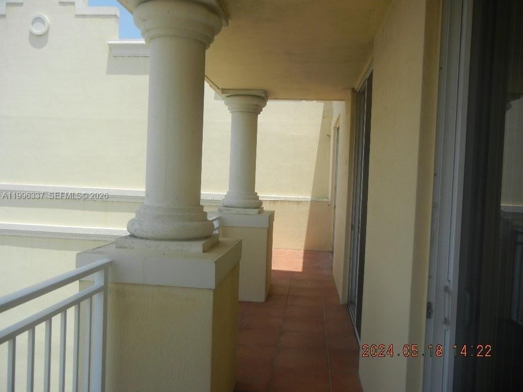 215 Sw 42nd Ave #PH07 - Photo 4 of 23