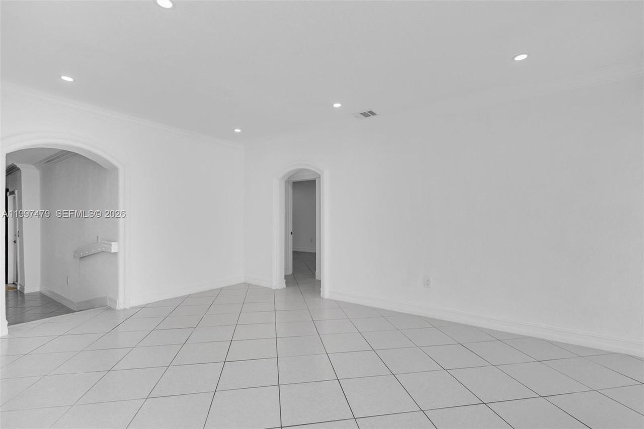 201 Sw 51st Ct #1 - Photo 5 of 24