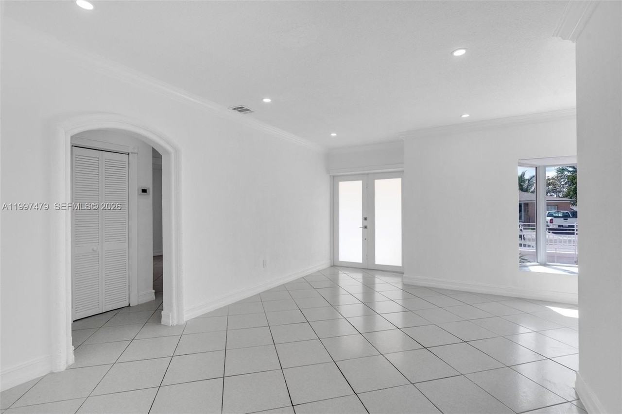 201 Sw 51st Ct #1 - Photo 6 of 24