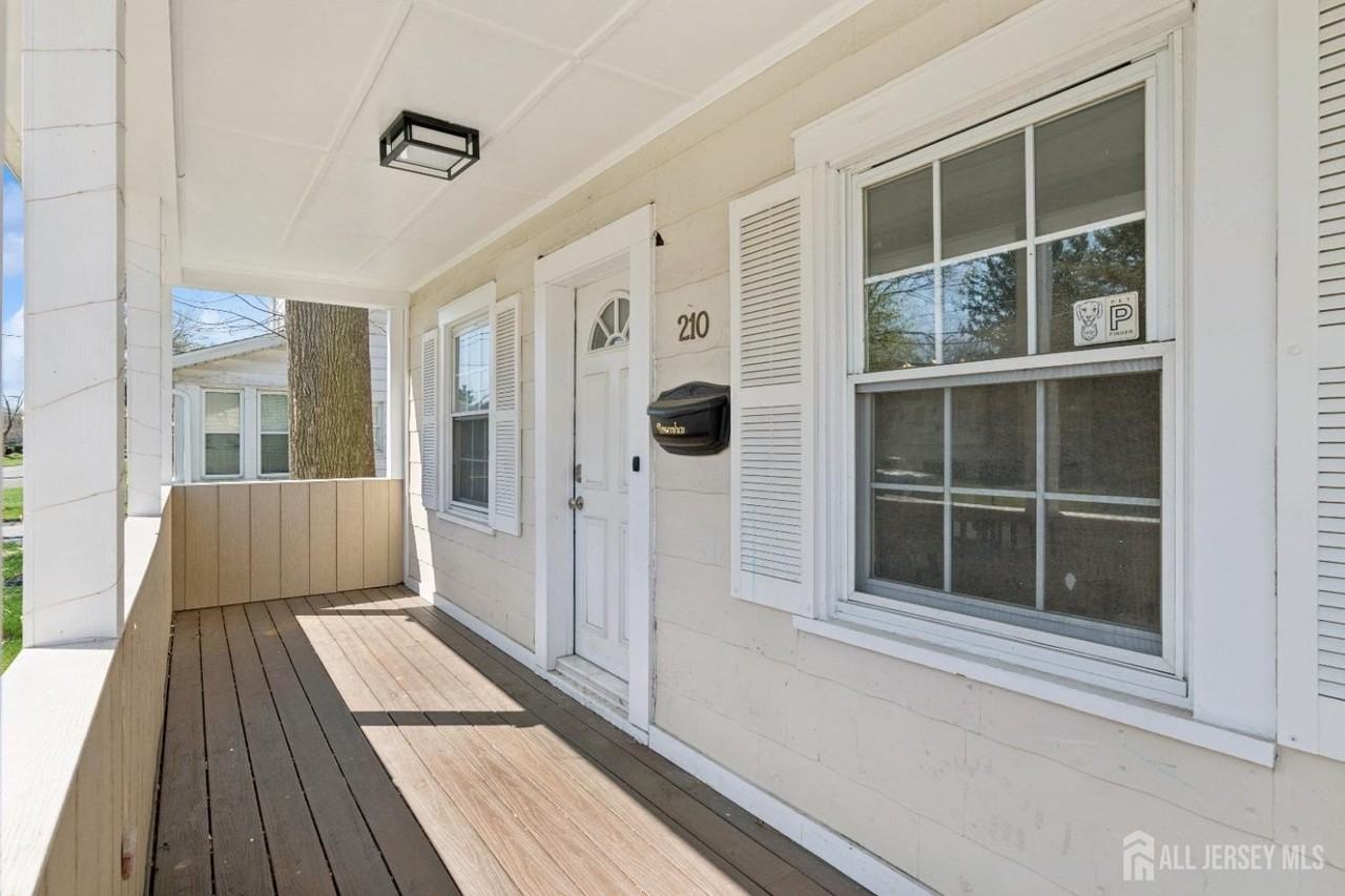 210 Washington Ave - Photo 4 of 33