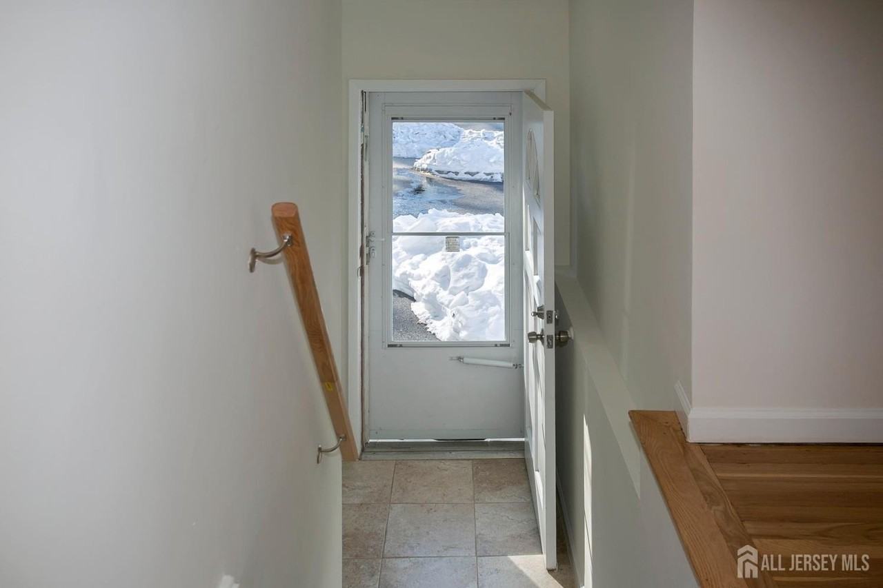 40 Essex Ave - Photo 5 of 26