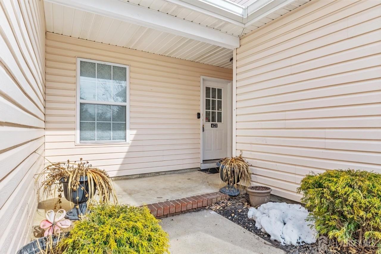 421 Plymouth Rd - Photo 2 of 19