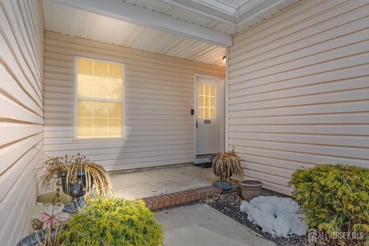 421 Plymouth Rd - Photo 3 of 19