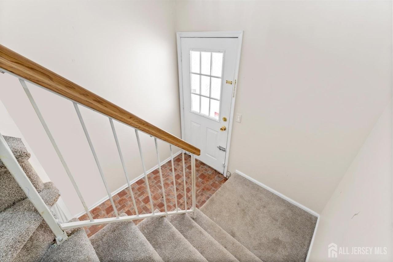 421 Plymouth Rd - Photo 5 of 19