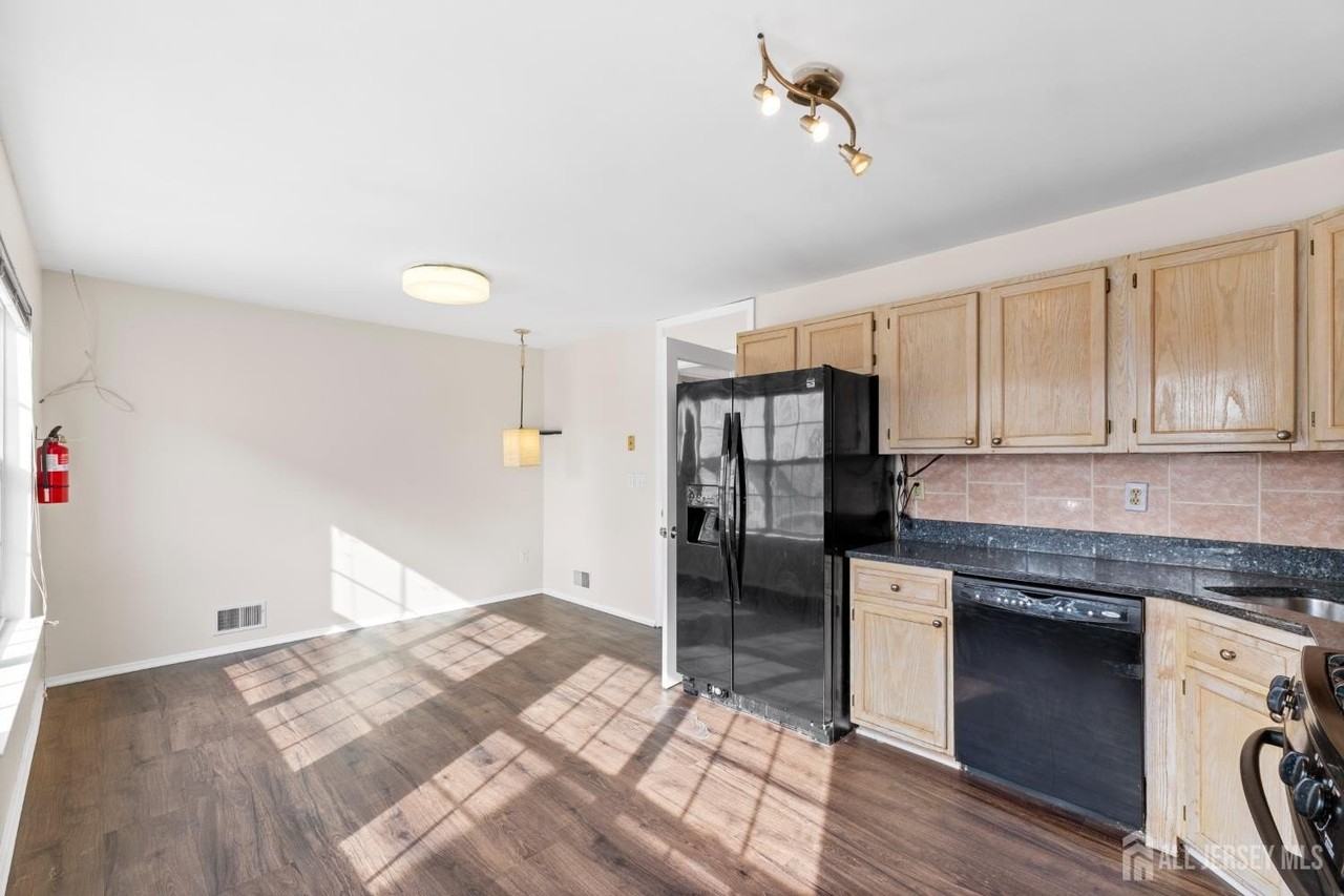 421 Plymouth Rd - Photo 6 of 19