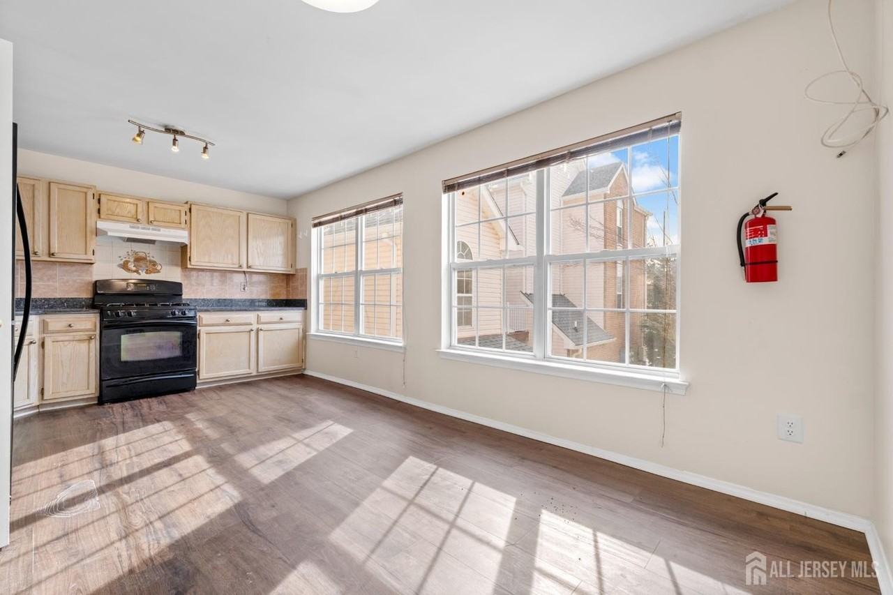 421 Plymouth Rd - Photo 7 of 19