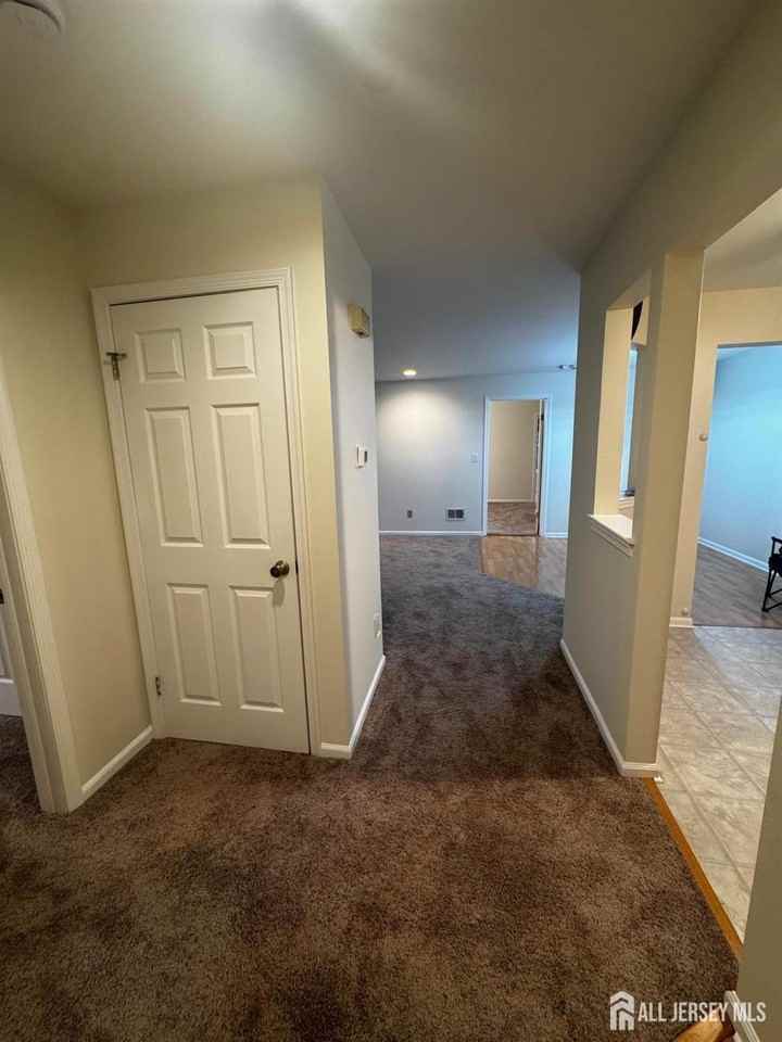 1109 Stoneridge Cir - Photo 2 of 27