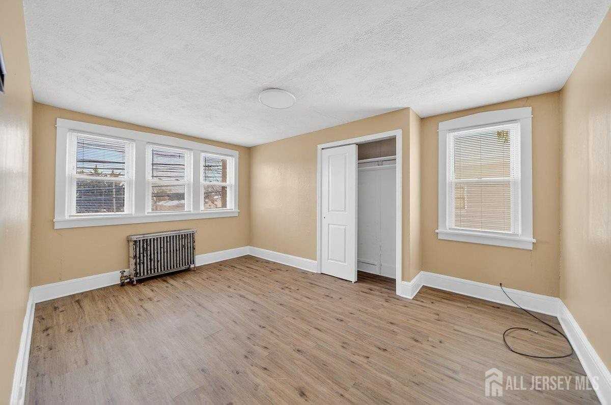 1167 Green St #B - Photo 3 of 9