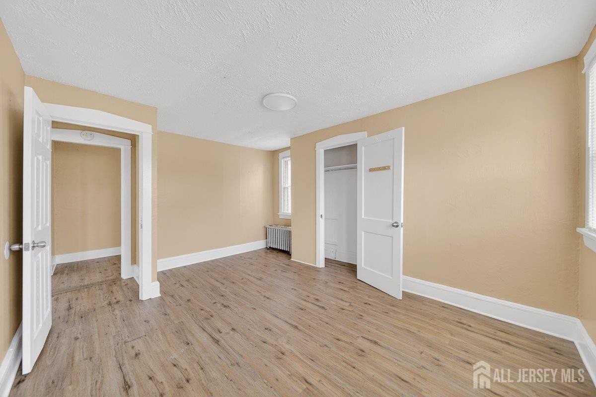 1167 Green St #B - Photo 6 of 9