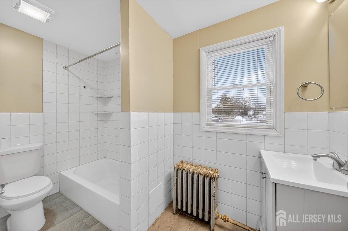 1167 Green St #B - Photo 7 of 9