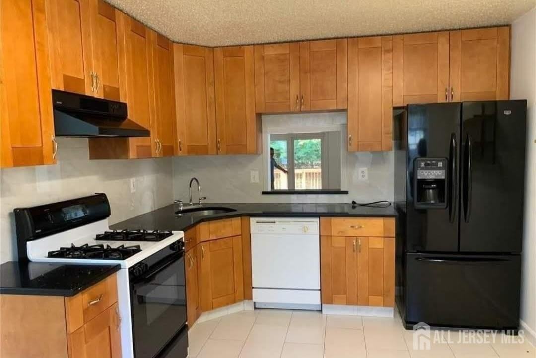 24 Albury Way - Photo 7 of 11