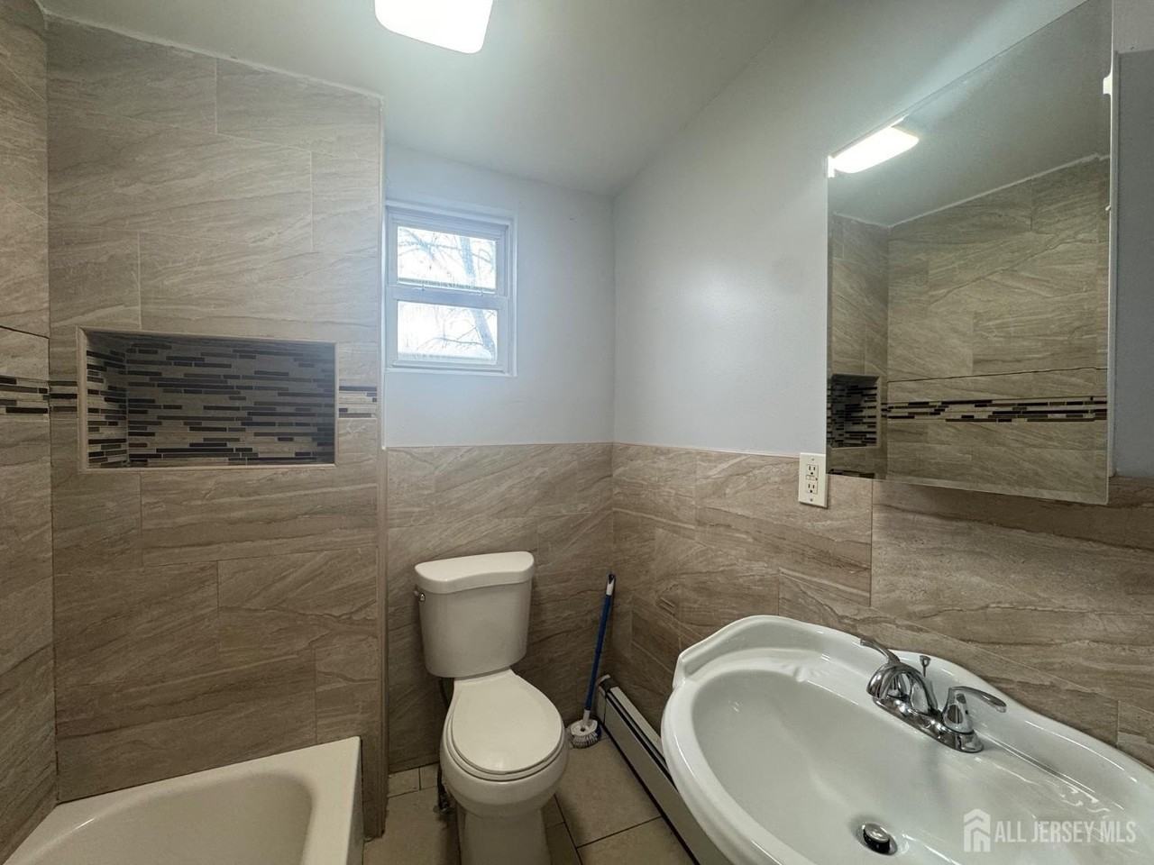 556 Roosevelt Ave Unit 1 #1 - Photo 4 of 9