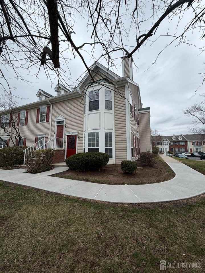 32 Columbus Dr - Photo 2 of 27