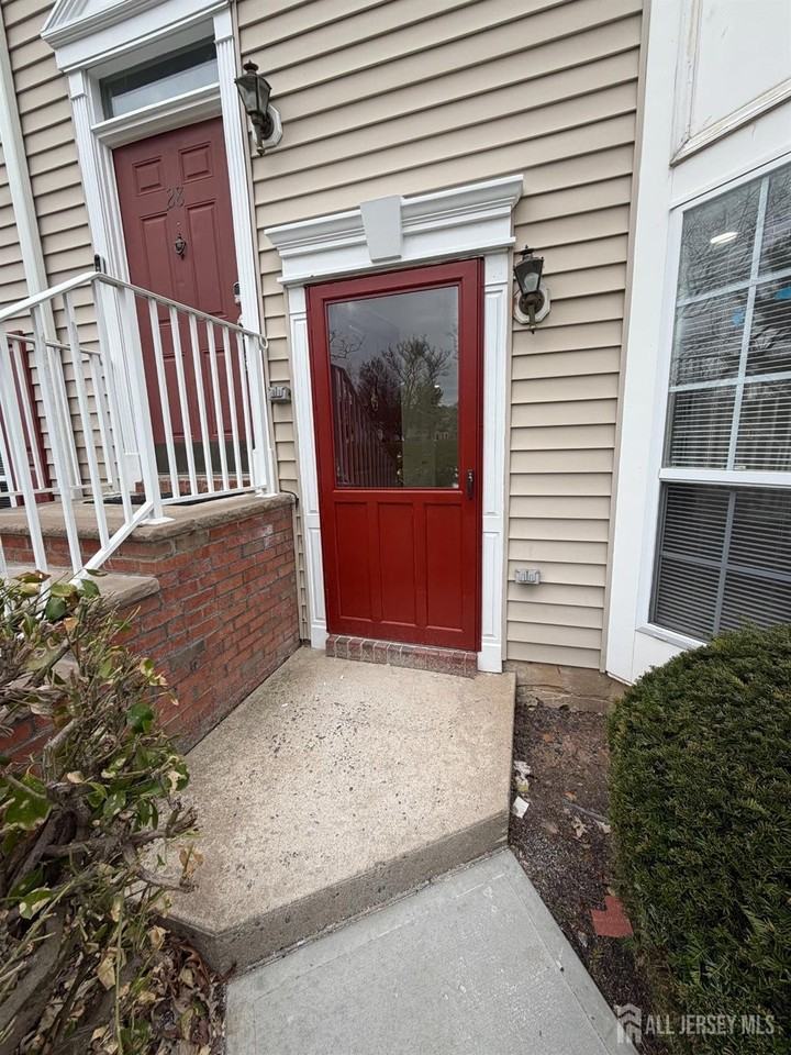 32 Columbus Dr - Photo 3 of 27