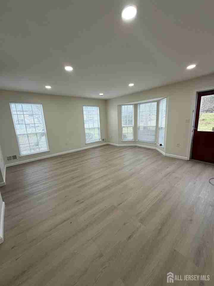 32 Columbus Dr - Photo 4 of 27