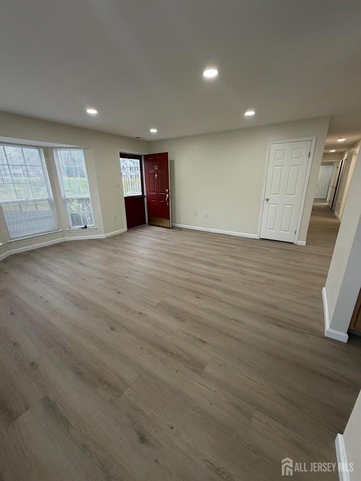 32 Columbus Dr - Photo 5 of 27