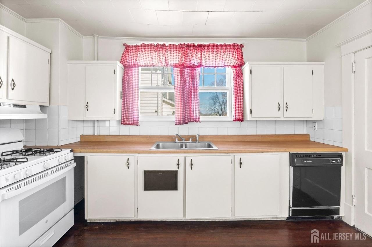 196 Strawberry Hill Ave - Photo 2 of 16