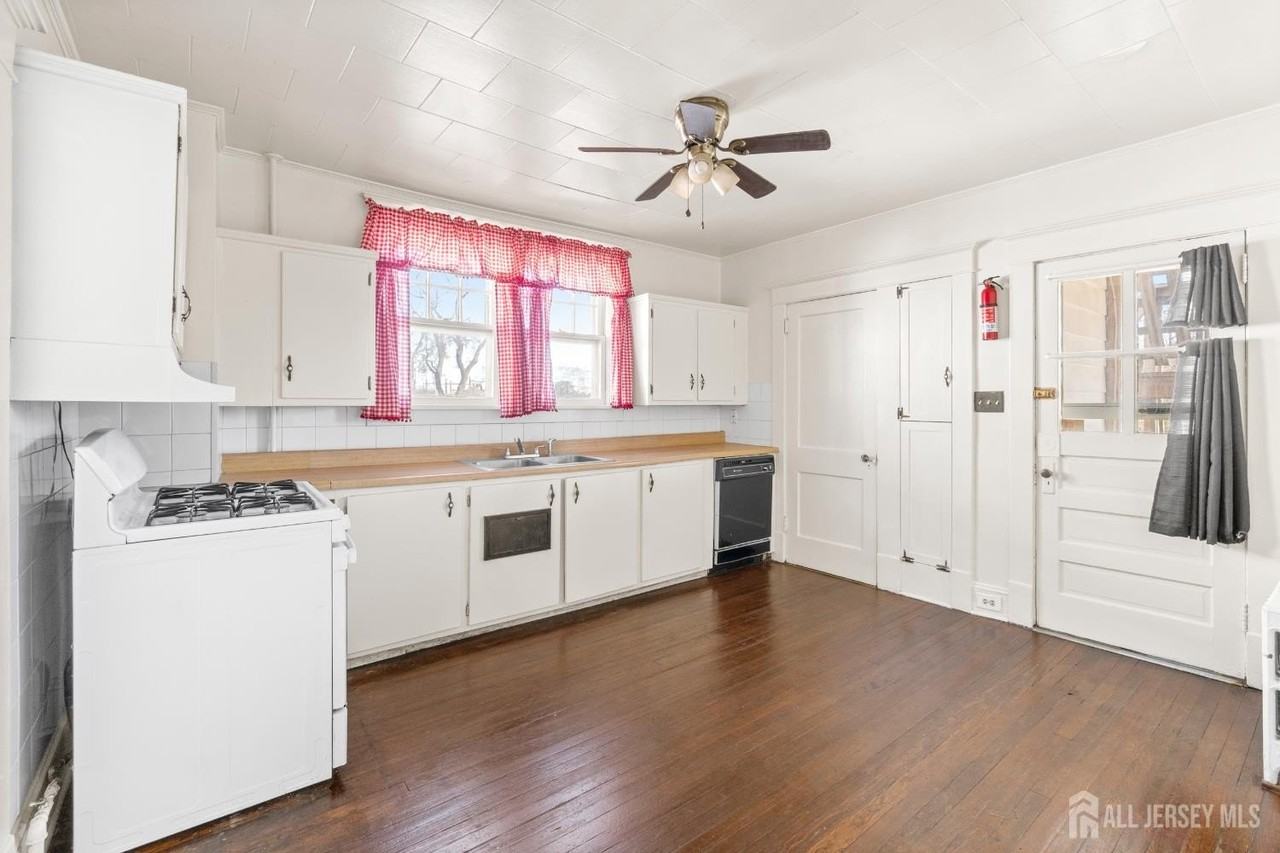 196 Strawberry Hill Ave - Photo 3 of 16