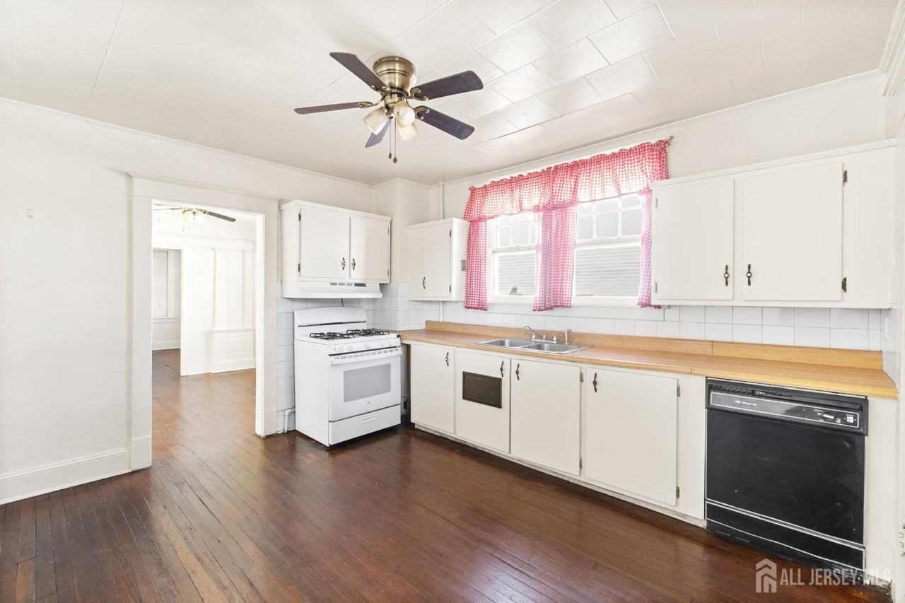 196 Strawberry Hill Ave - Photo 4 of 16