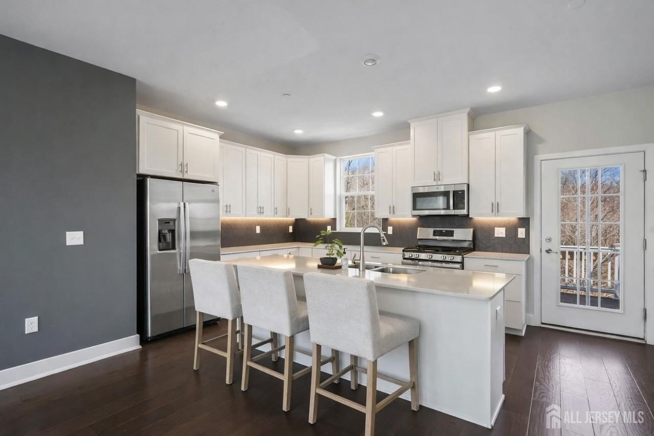 1901 Swales Ct - Photo 6 of 36
