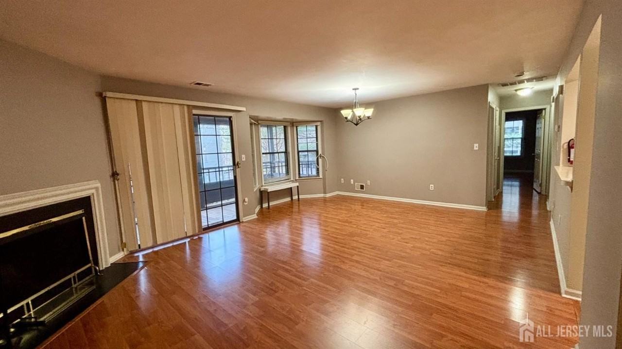 1107 Woodhaven Dr - Photo 3 of 10