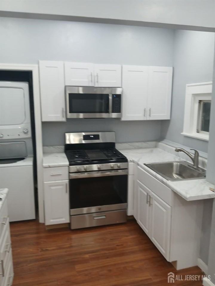 51 Poe Ave Apt 3 #3 - Photo 5 of 14