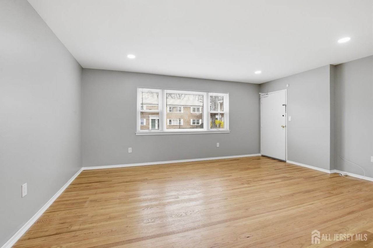 160 Evergreen Rd Apt 14 #14A - Photo 6 of 15