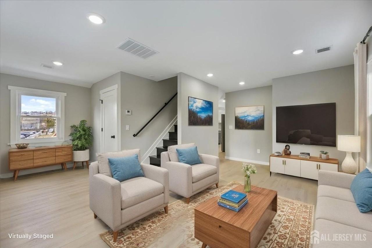 143 Johnston Ave Unit 2 #2 - Photo 4 of 25