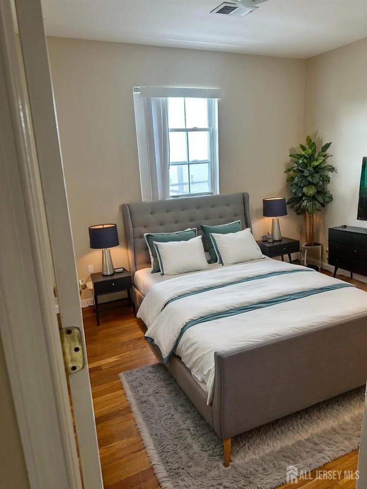 663 S Park St - Photo 4 of 11