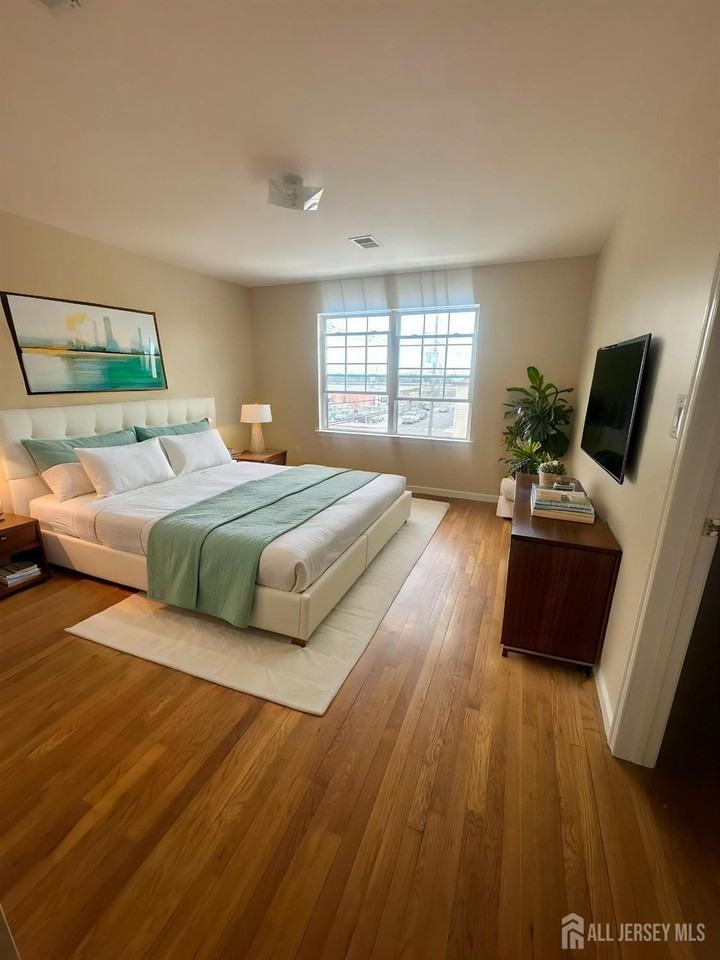 663 S Park St - Photo 5 of 11