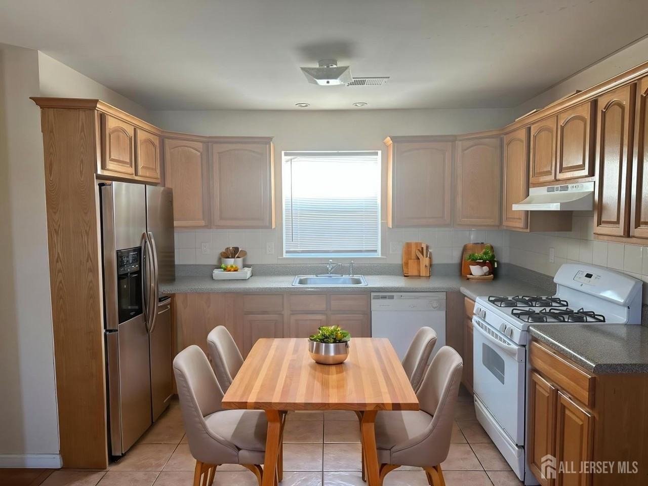 663 S Park St - Photo 6 of 11