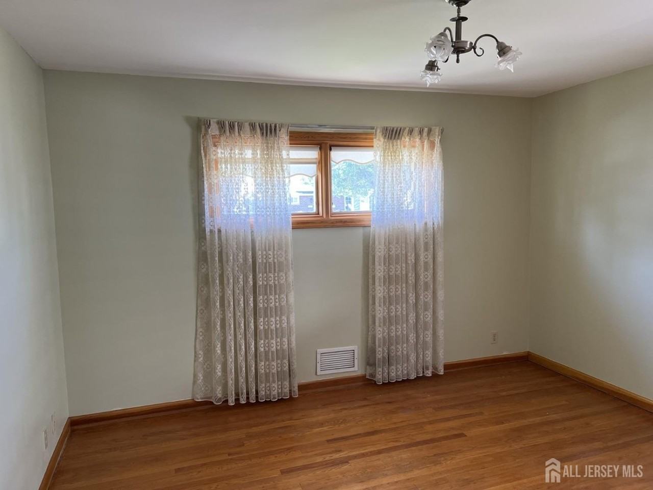 30 Cypress St - Photo 5 of 28