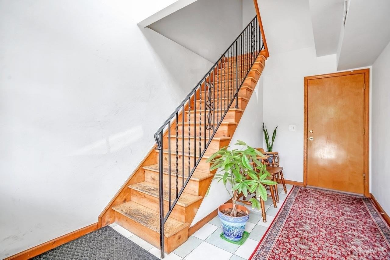 125 Elizabeth Ave - Photo 3 of 17