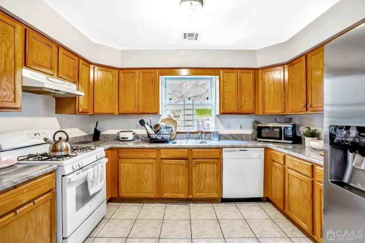 125 Elizabeth Ave - Photo 6 of 17