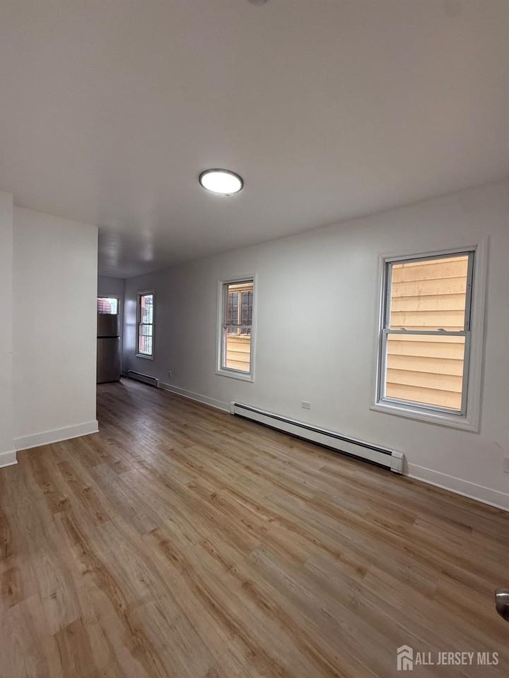 206 Market St - Photo 2 of 11