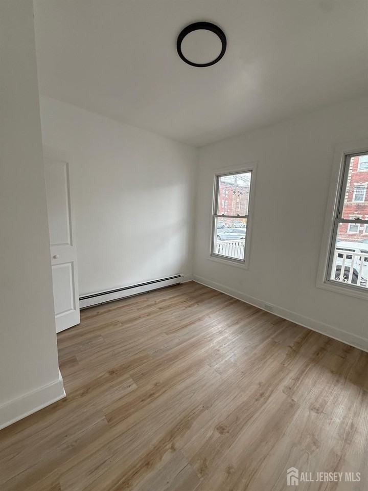 206 Market St - Photo 4 of 11