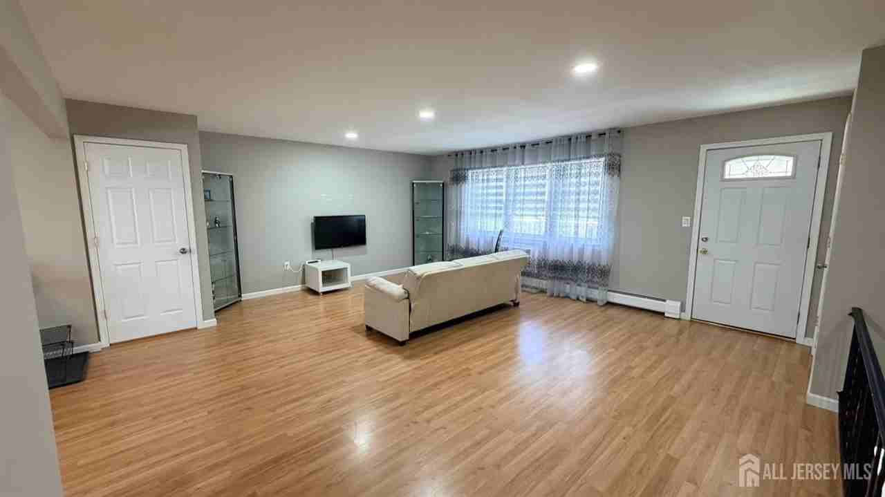 363 Cranbury Rd Apt D16 #D16 - Photo 4 of 32