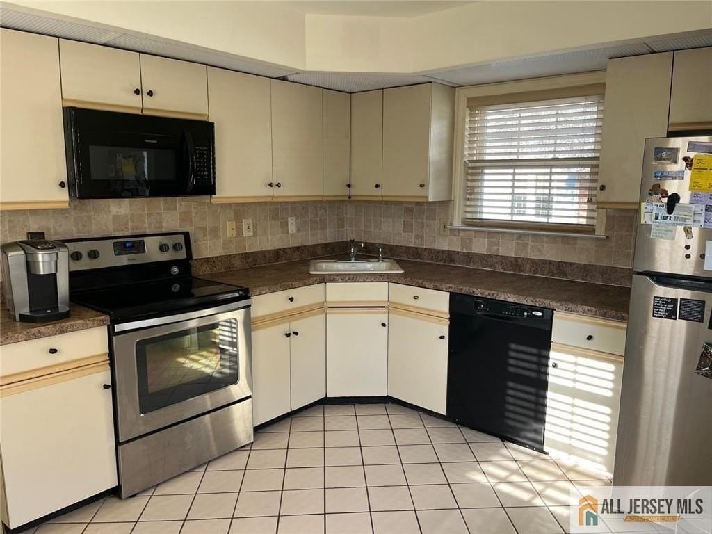 27 Benjamin Franklin Dr Unit C #C - Photo 7 of 18