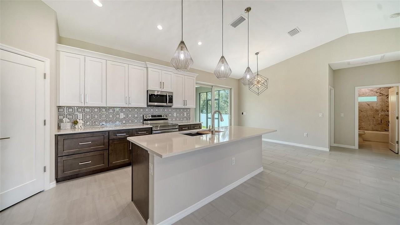 6227 Tropicaire Blvd - Photo 5 of 37