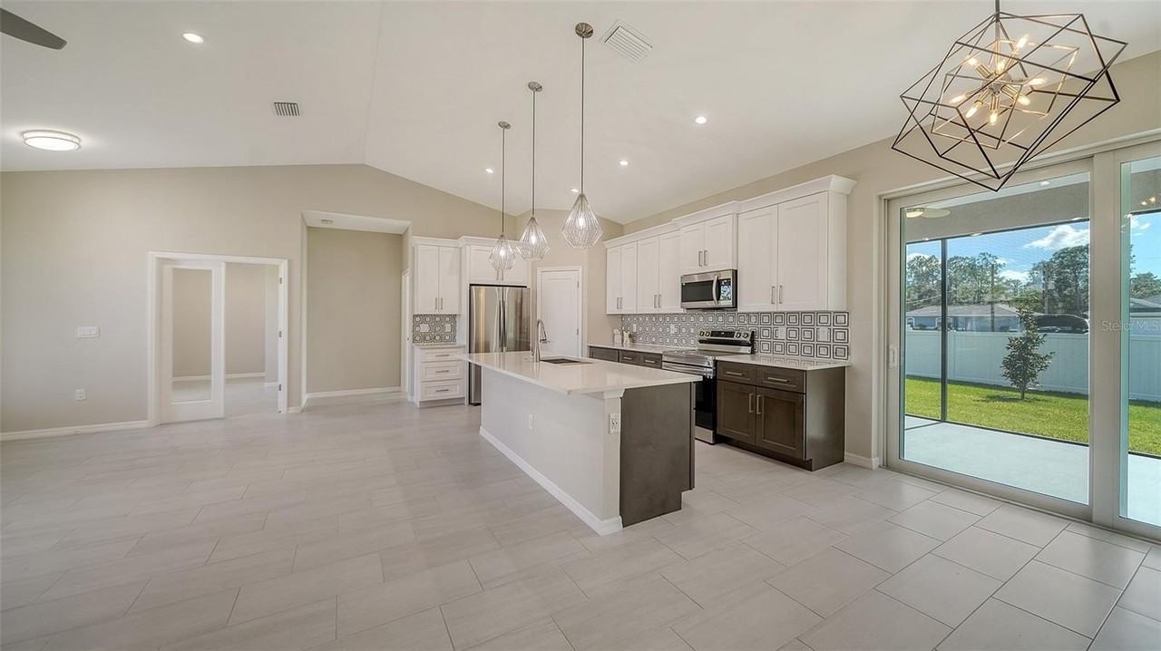 6227 Tropicaire Blvd - Photo 6 of 37