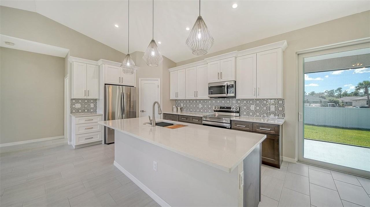 6227 Tropicaire Blvd - Photo 7 of 37