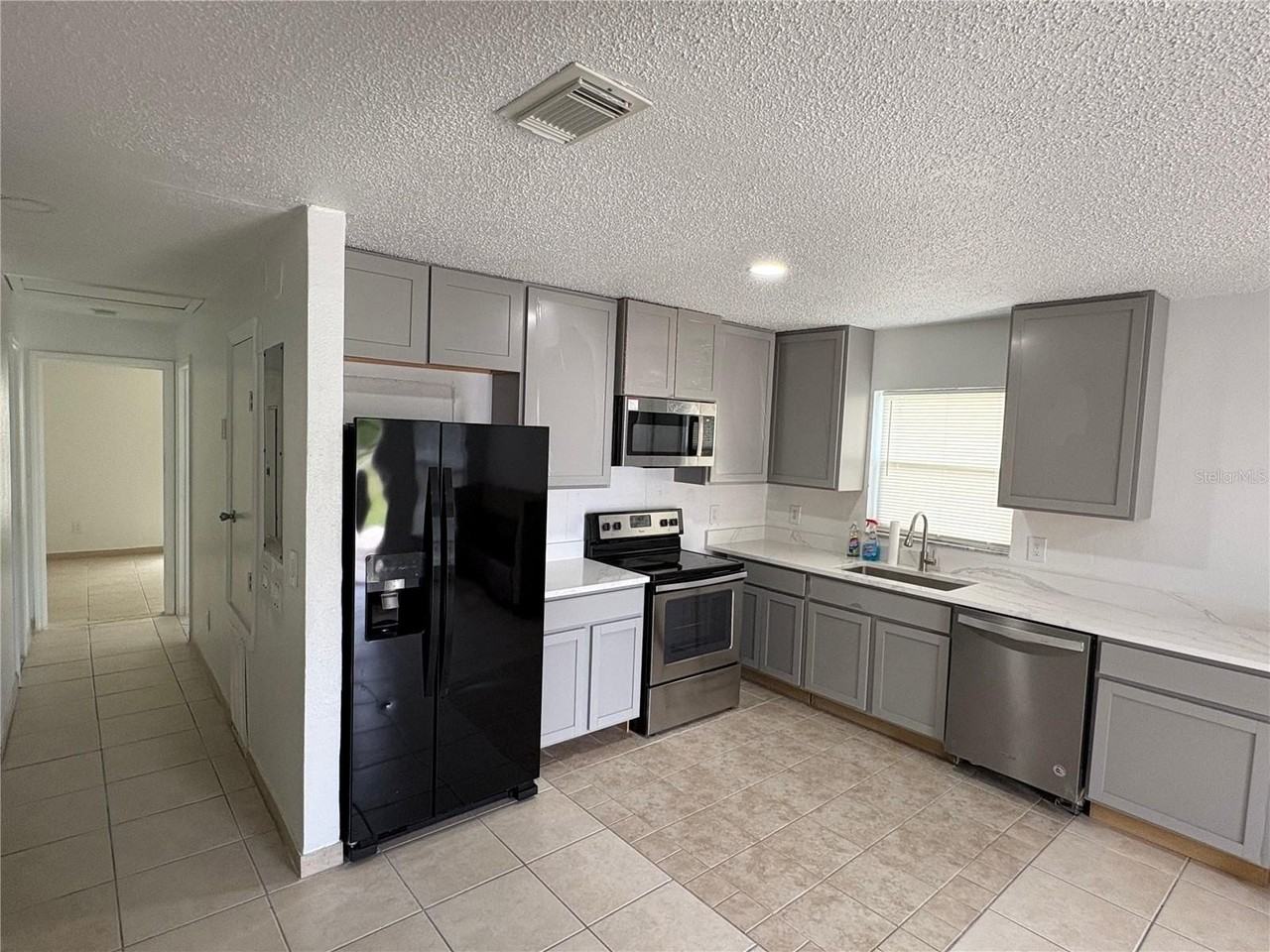 1053 Scott St - Photo 3 of 12