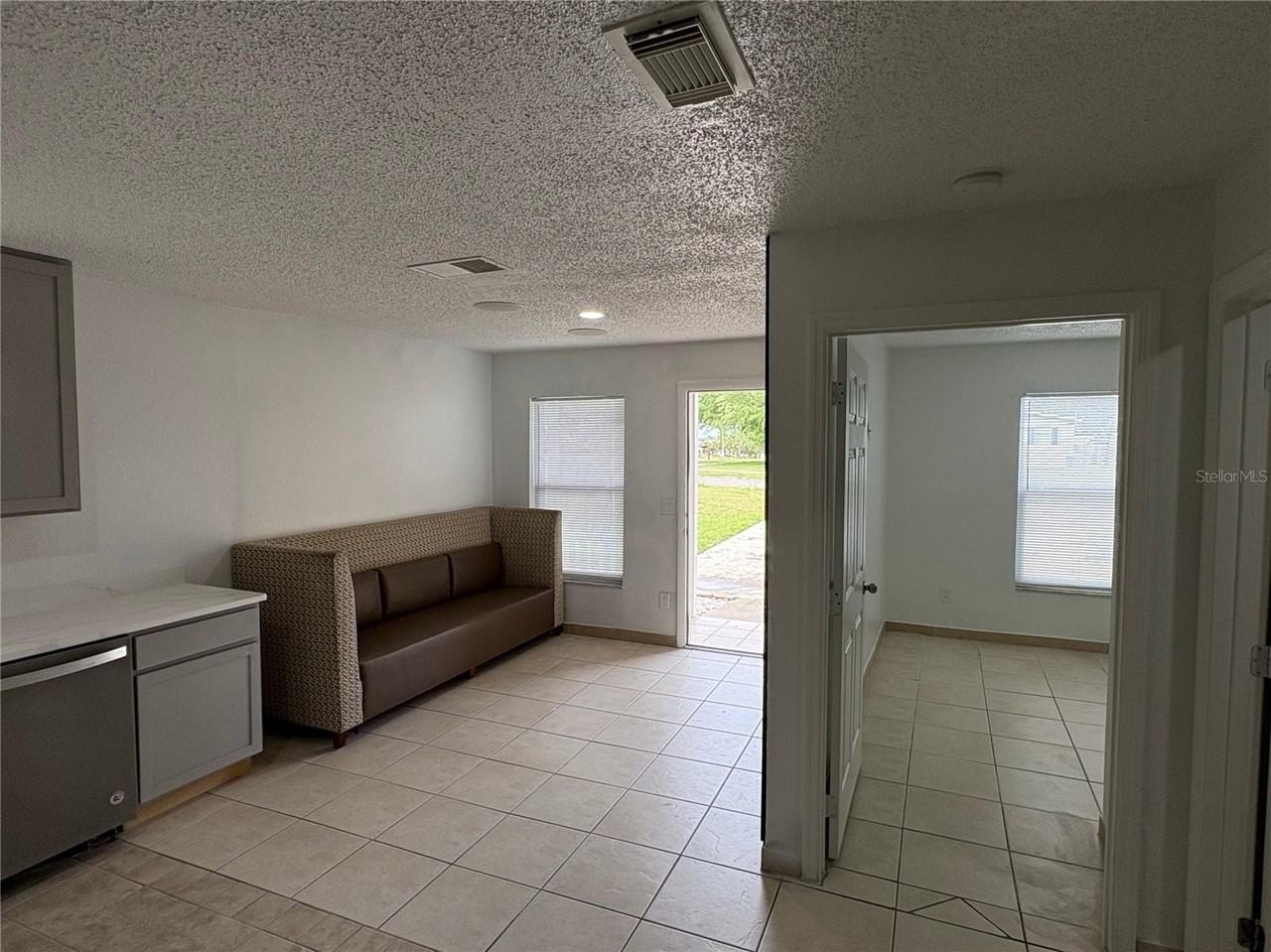 1053 Scott St - Photo 4 of 12